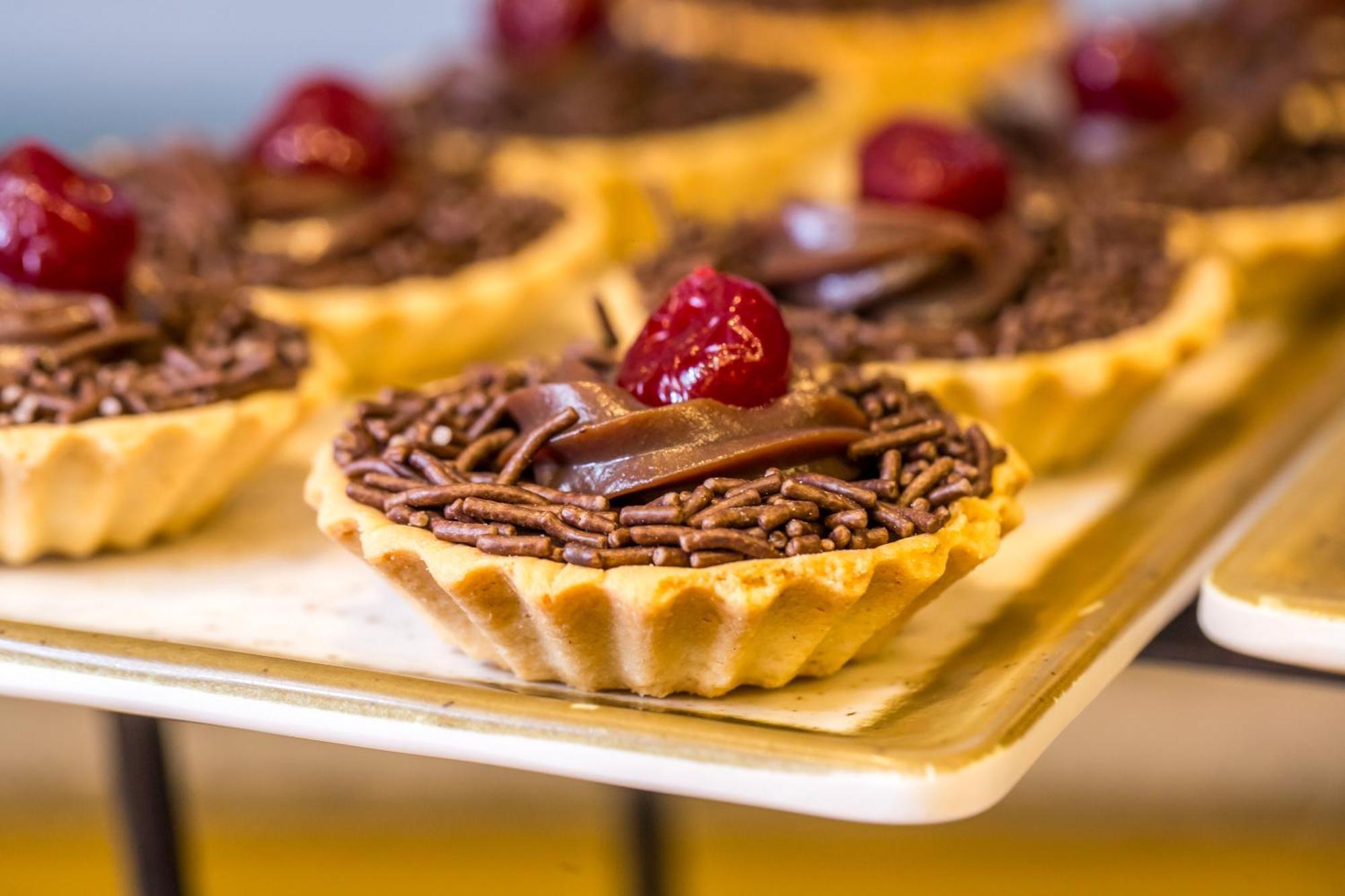 Blue Tree Thermas De Lins Resort Exterior photo Chocolate tart