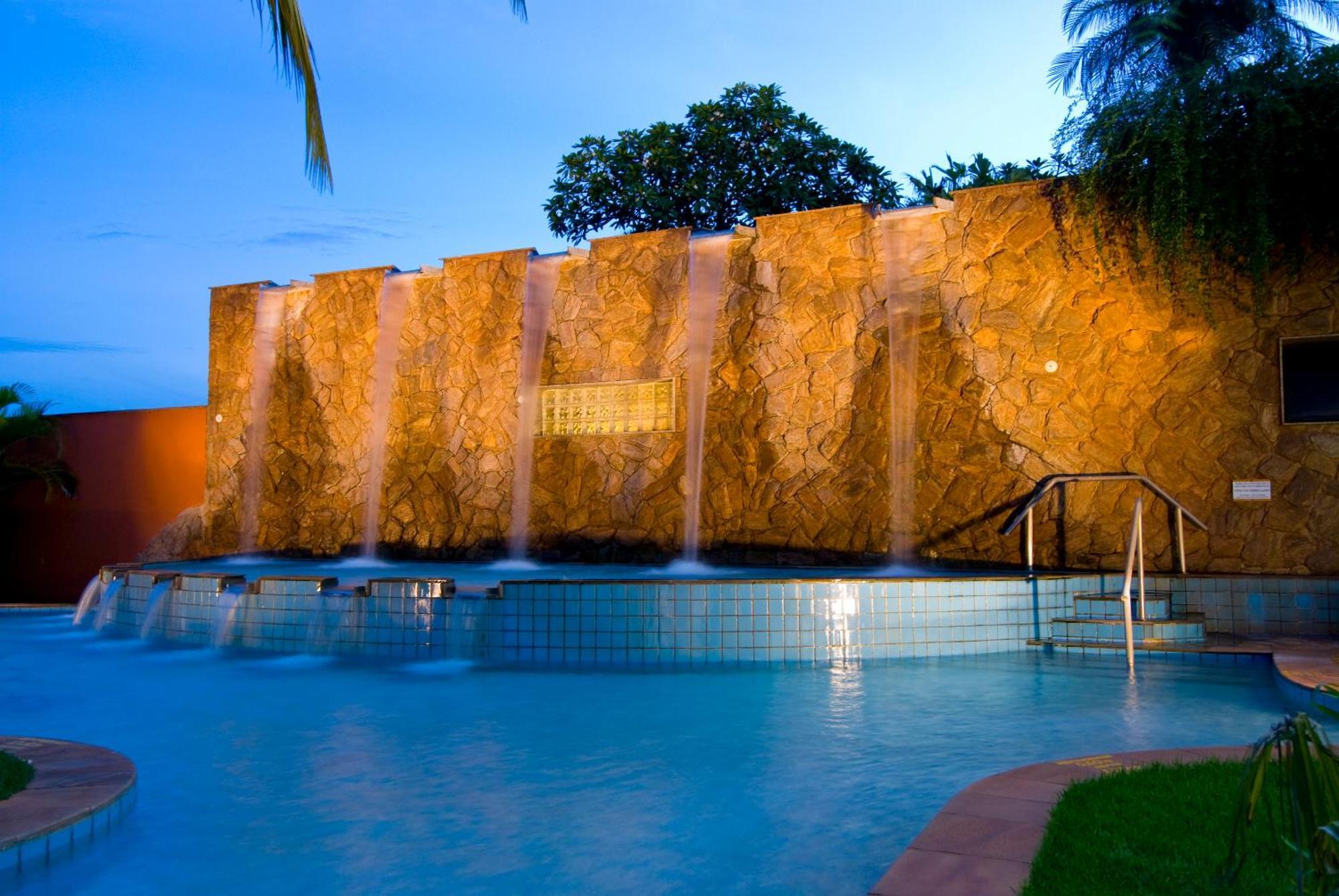 Blue Tree Thermas De Lins Resort Exterior photo The pool at the Taj Bengal