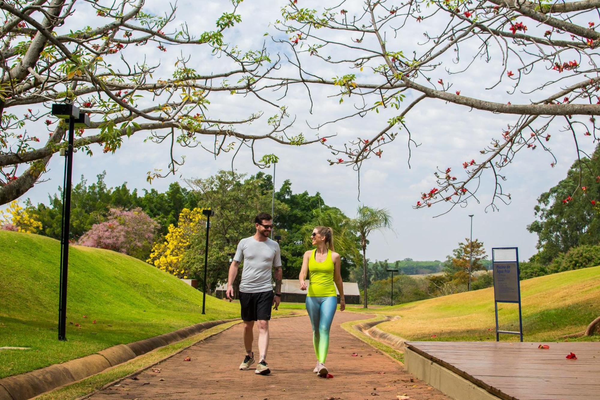 Blue Tree Thermas De Lins Resort Exterior photo People walking in the park