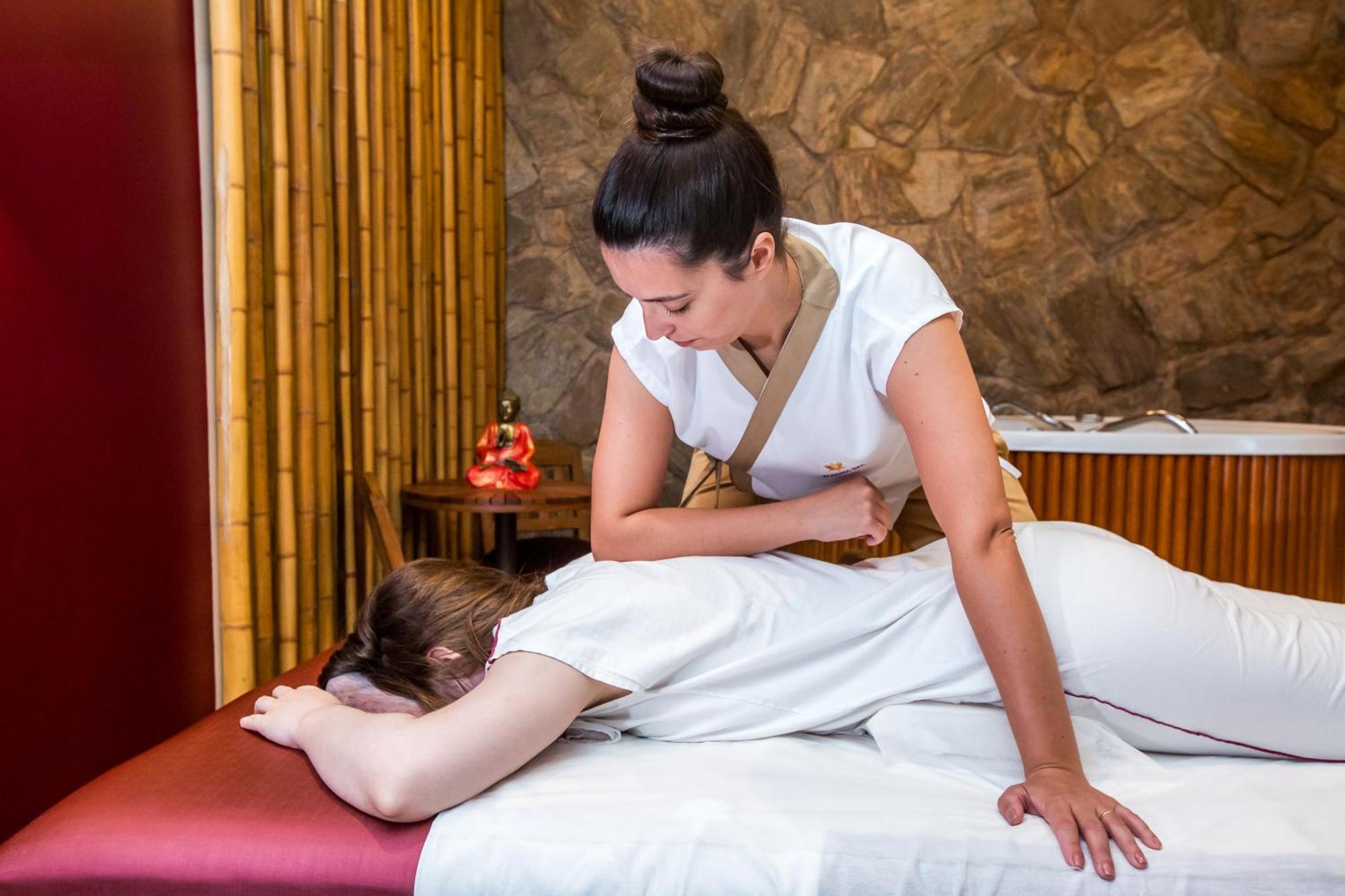 Blue Tree Thermas De Lins Resort Exterior photo Thai massage