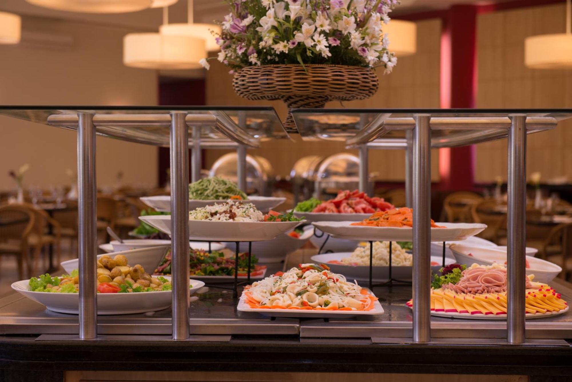Blue Tree Thermas De Lins Resort Exterior photo A buffet at a hotel